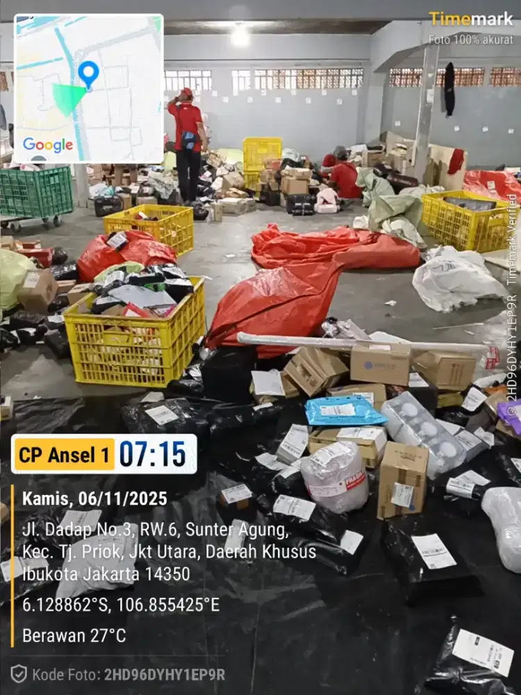 Kurir paket motor J&T express