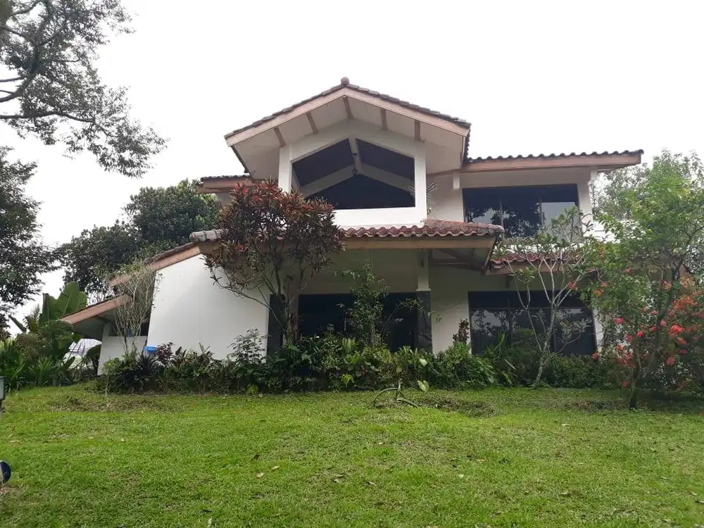 Dijual Rumah Kebun Hijau Kolam Ikan