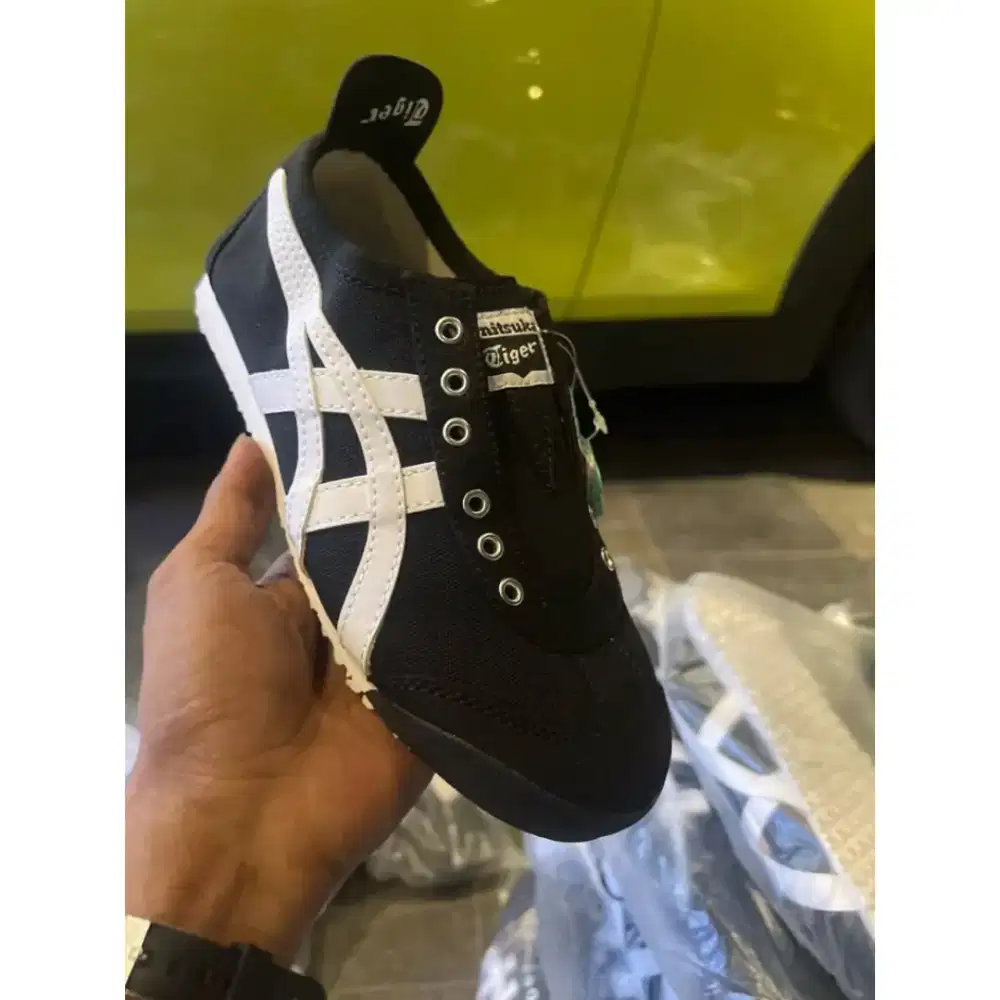 Sepatu onitsuka size 43 slip on