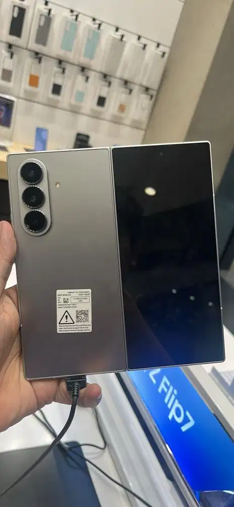 Samsung galaxy Zfold7 free tv 32 inch