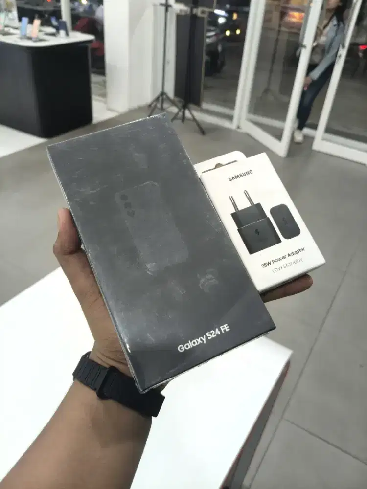 Samsung galaxy S24 FE free adaptor