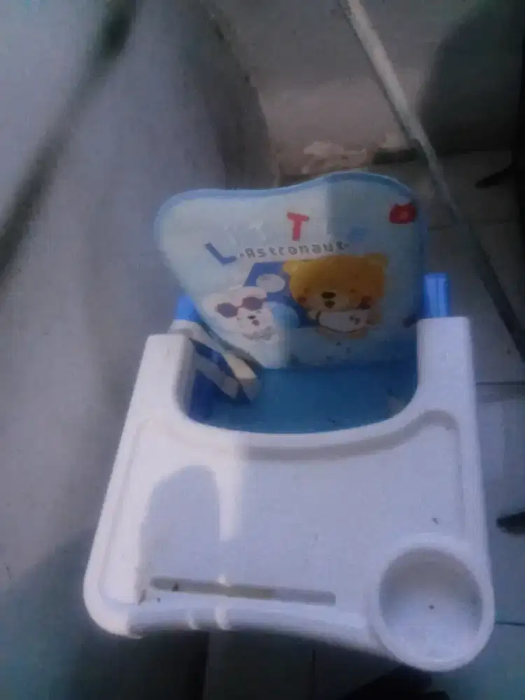 Tempat kursi makan bayi