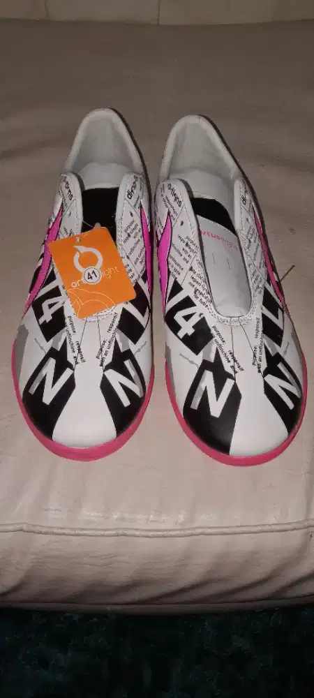 Sepatu futsal ukuran 42