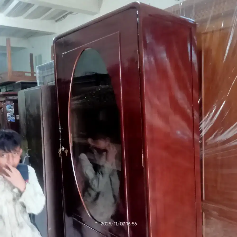Lemari jati antik tua oval kaca bekas dah melamin seperti baru