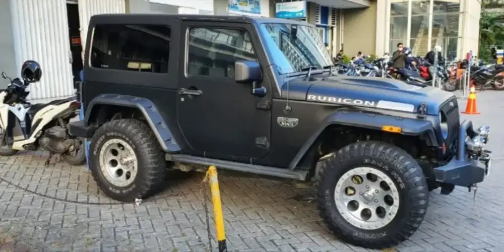 Jeep Rubicon 3.6 istimewa MW3 pentastar 2012km 26.000 warna hitam doff