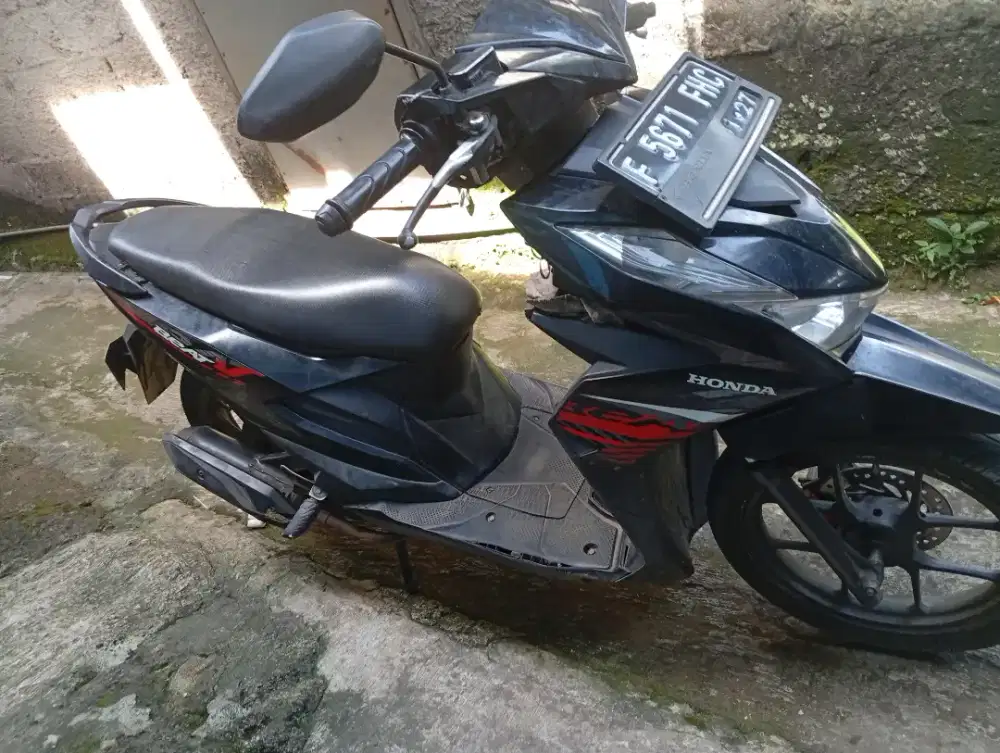 Motor beat hitam merah