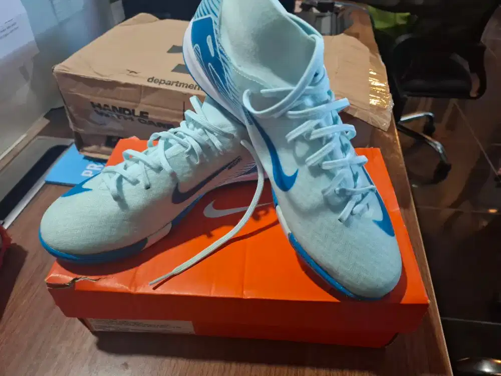 Sepatu futsal nike academy