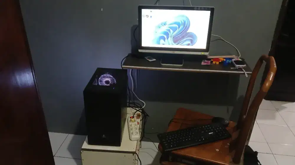 Pc sepaket udah dapat monitor,keyboard and mouse serta kabel