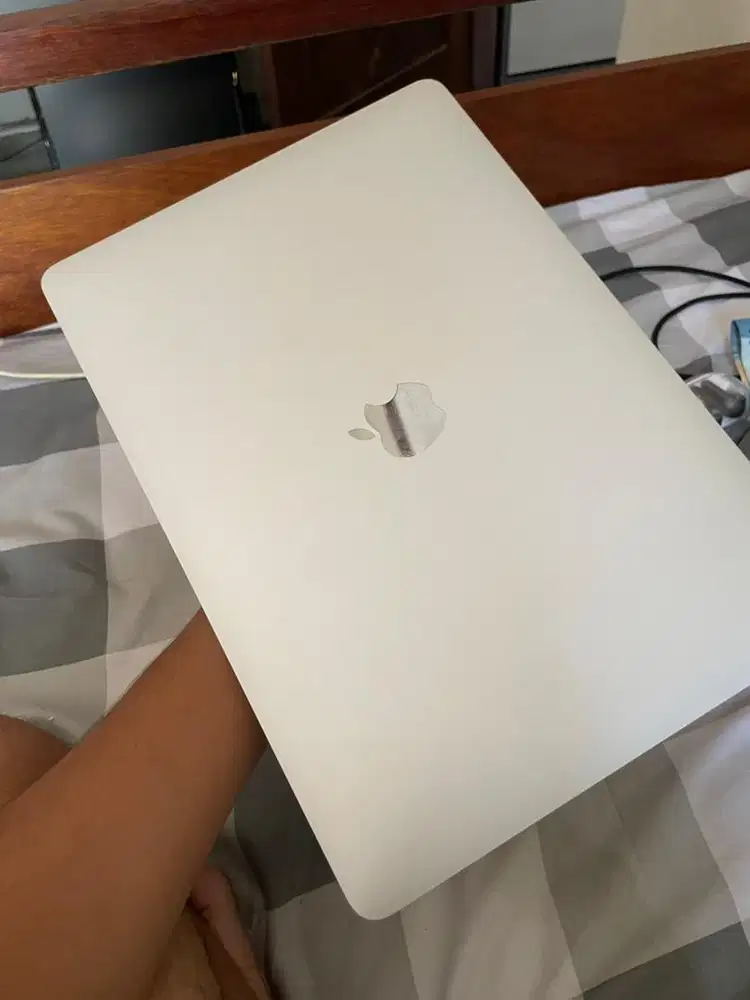 Macbook Pro 2019 13 inch i7 16/256 Touchbar