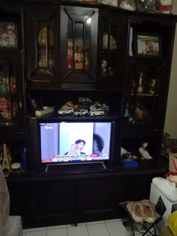 Jual cepat mau pindahan rumah lemari pajangan masih bagus