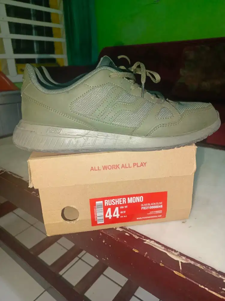 Sepatu Sneakers PIERO Rusher Mono Original Full Box Like New225//22