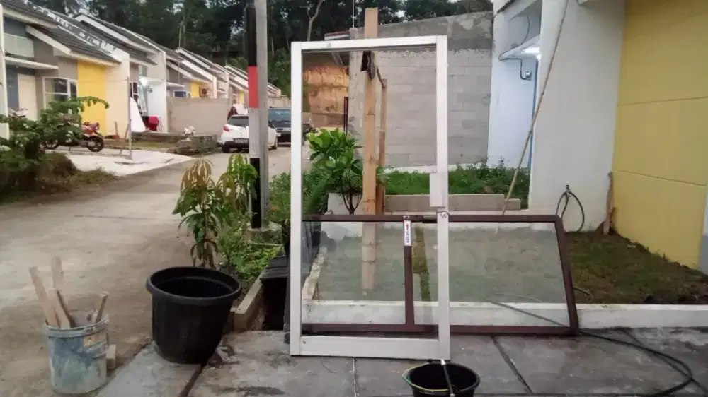 Pintu kaca almunium yg coklat