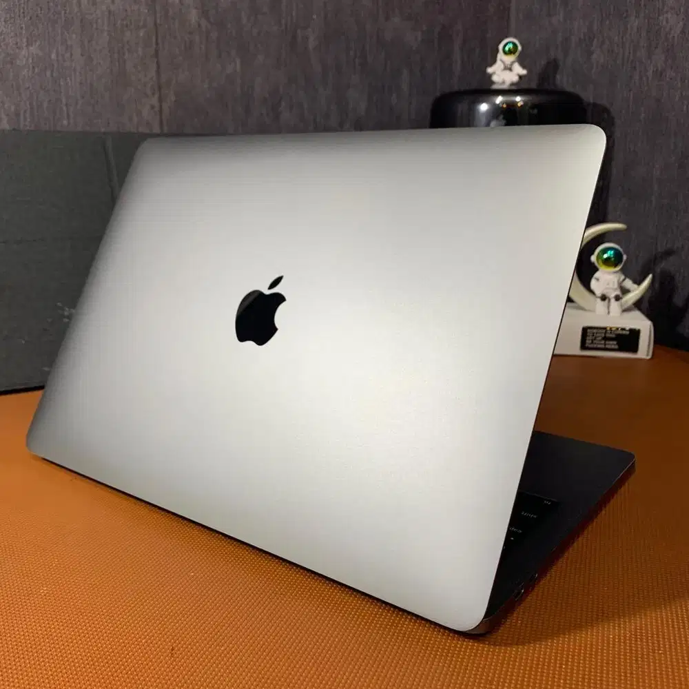 Macbook Pro Touchbar 13inch 2019 8/256gb ex resmi