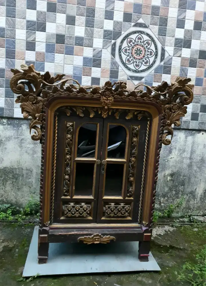 Lemari Ukiran Antik