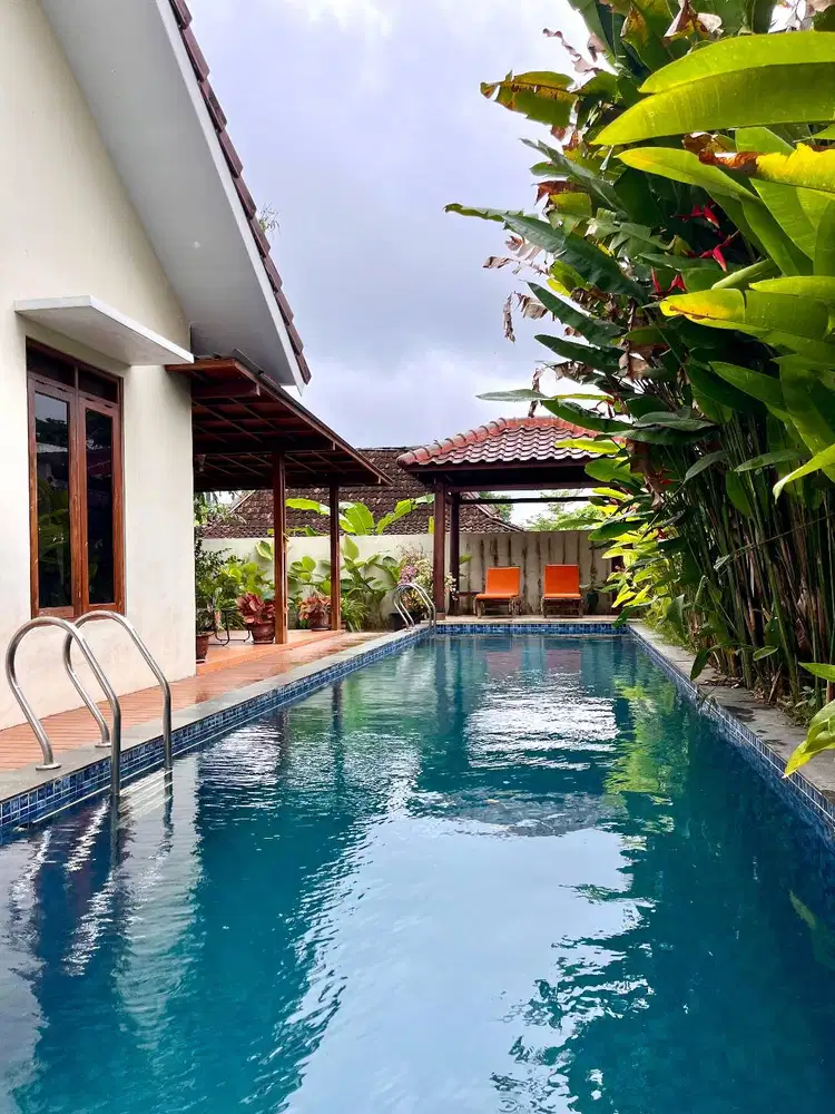 Villa dengan Kolam Renang dekat Jalan Besi Jangkang