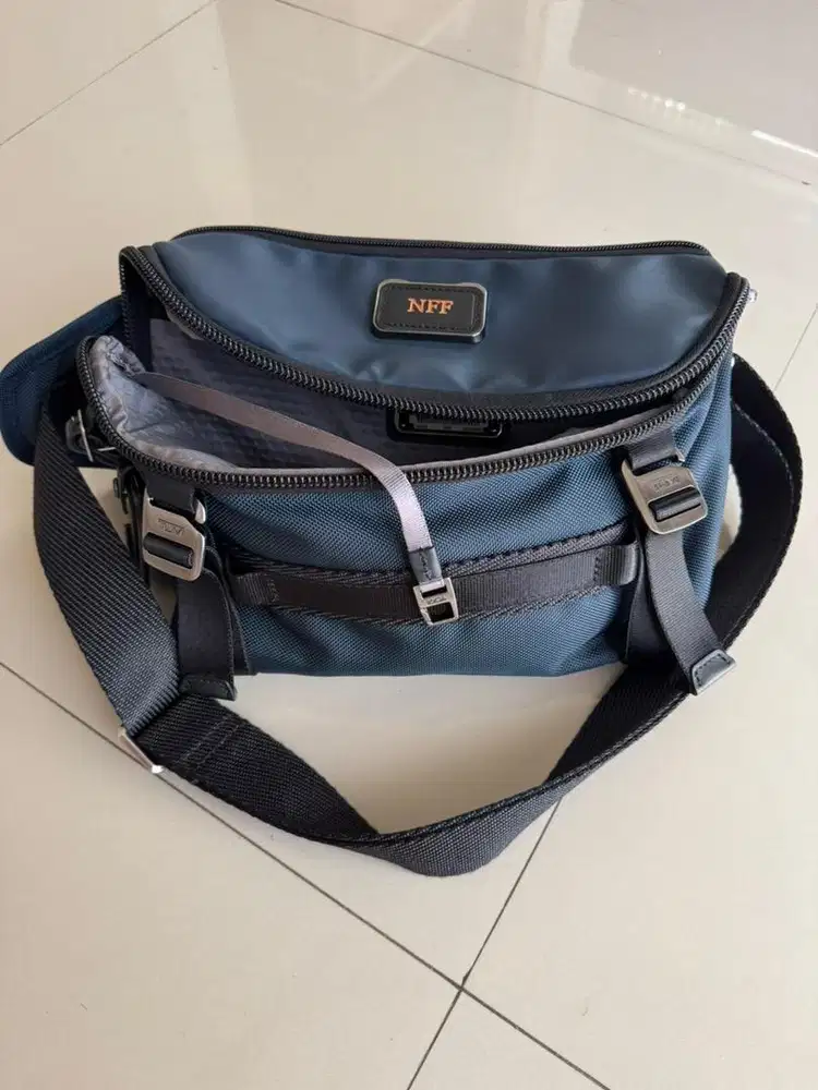 For sale : Tumi Alpha Bravo Platoon sling navy.. ORIGINAL
