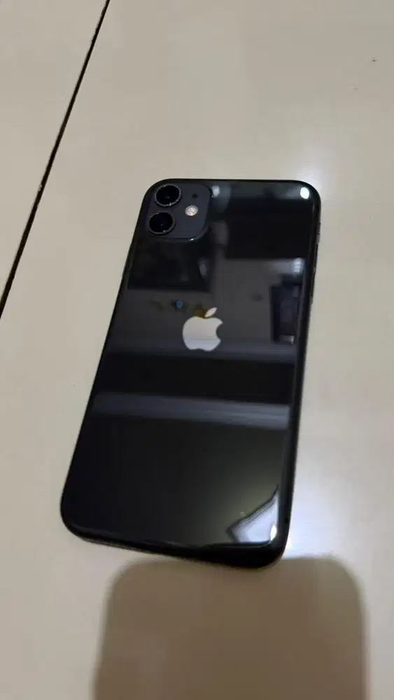 Dijual iphone 11 64GB warna hitam garansi resmi