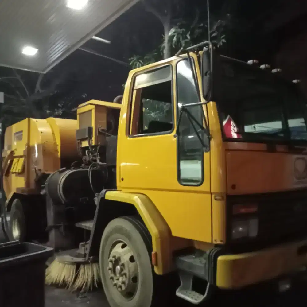 Mobil Sapu jalan / Road sweeper