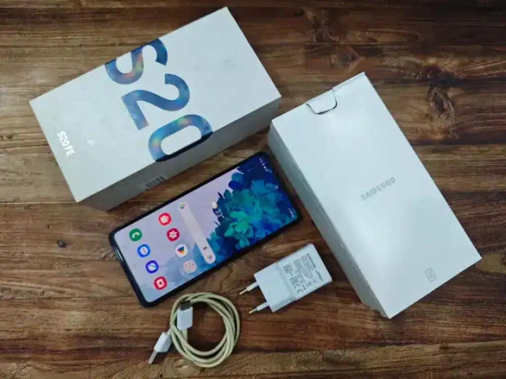 Samsung S20 FE  8/256 GB