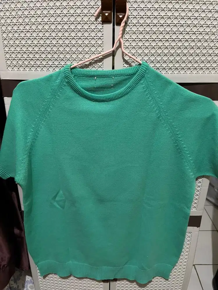 Kaos berwarna hijau&merah