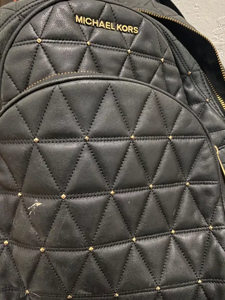 Tas ransel kecil,cantik sekali.tdk ada robek…