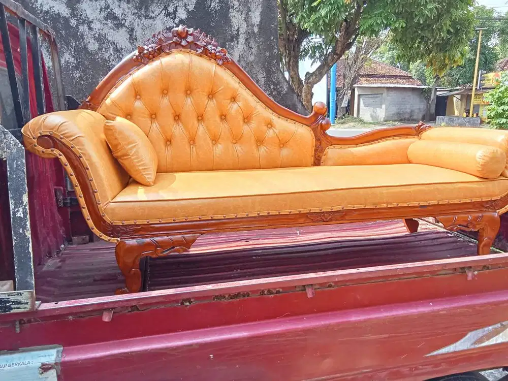 Mengerjakan reparasi sofa