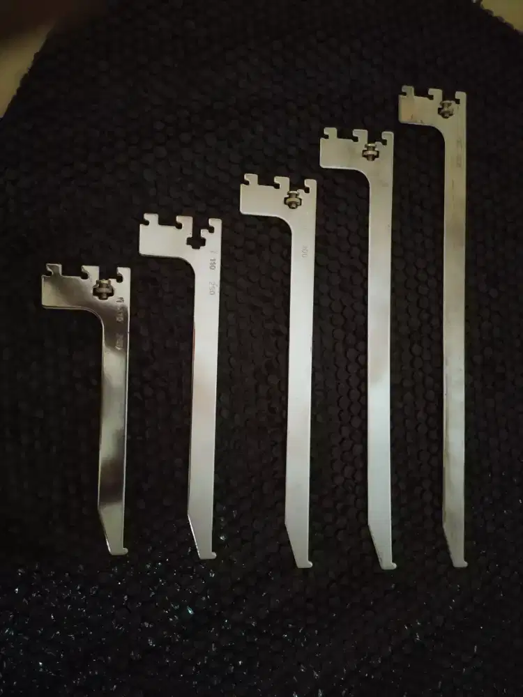 TIANG BRAKET AMBALAN RAK KACA RAK KAYU UNTUK TOKO BAJU TOKO MAINAN