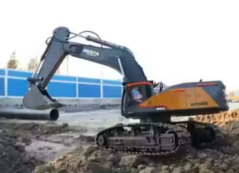RC excavator Huina 1592 second