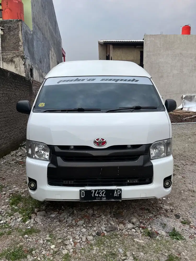 Toyota Hiace commuter
