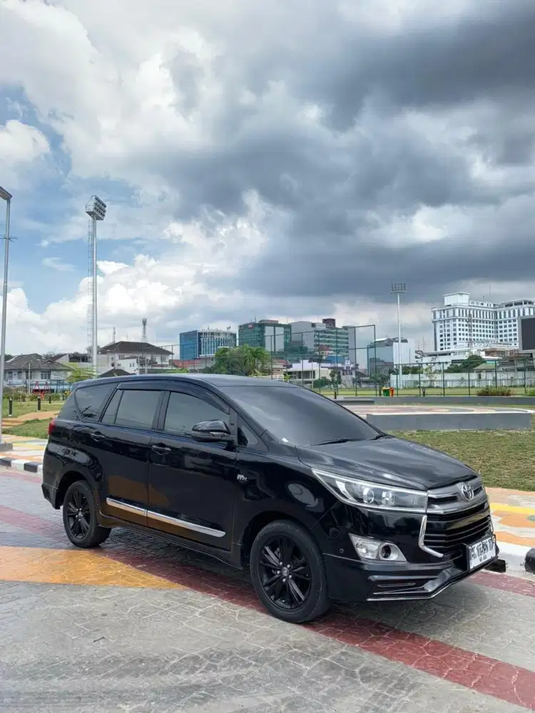 Innova Reborn V Luxury Automatic Bensin
