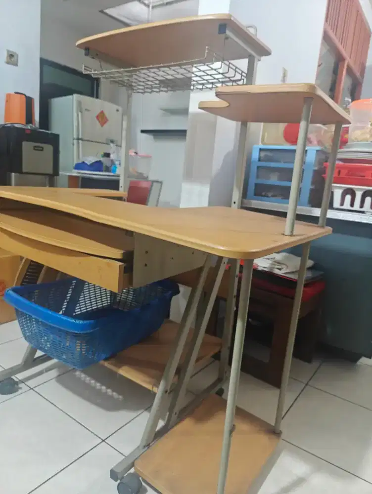 Meja komputer modern