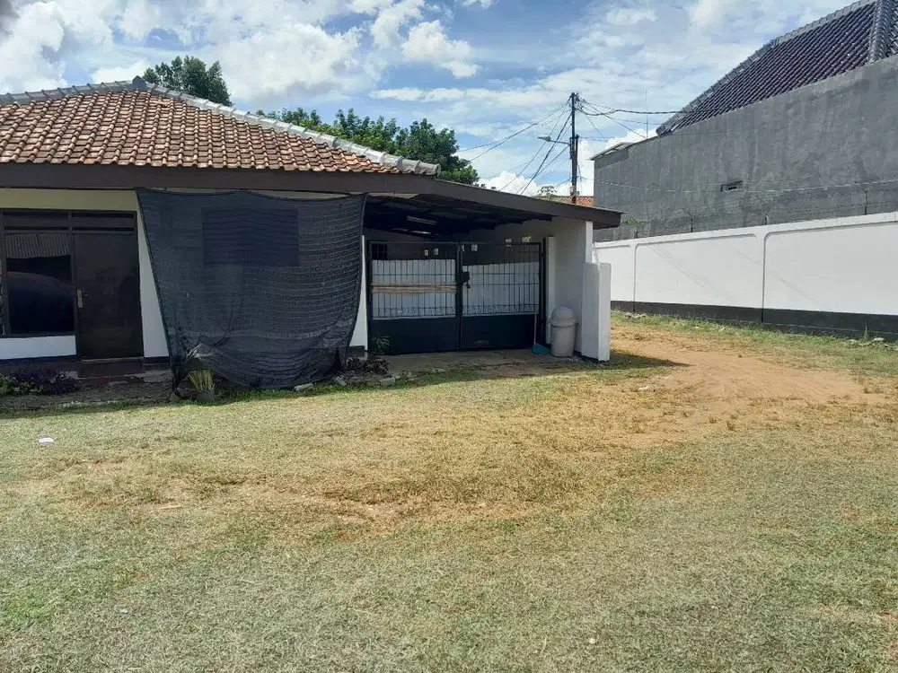 Rumah bersih dengan halaman luas