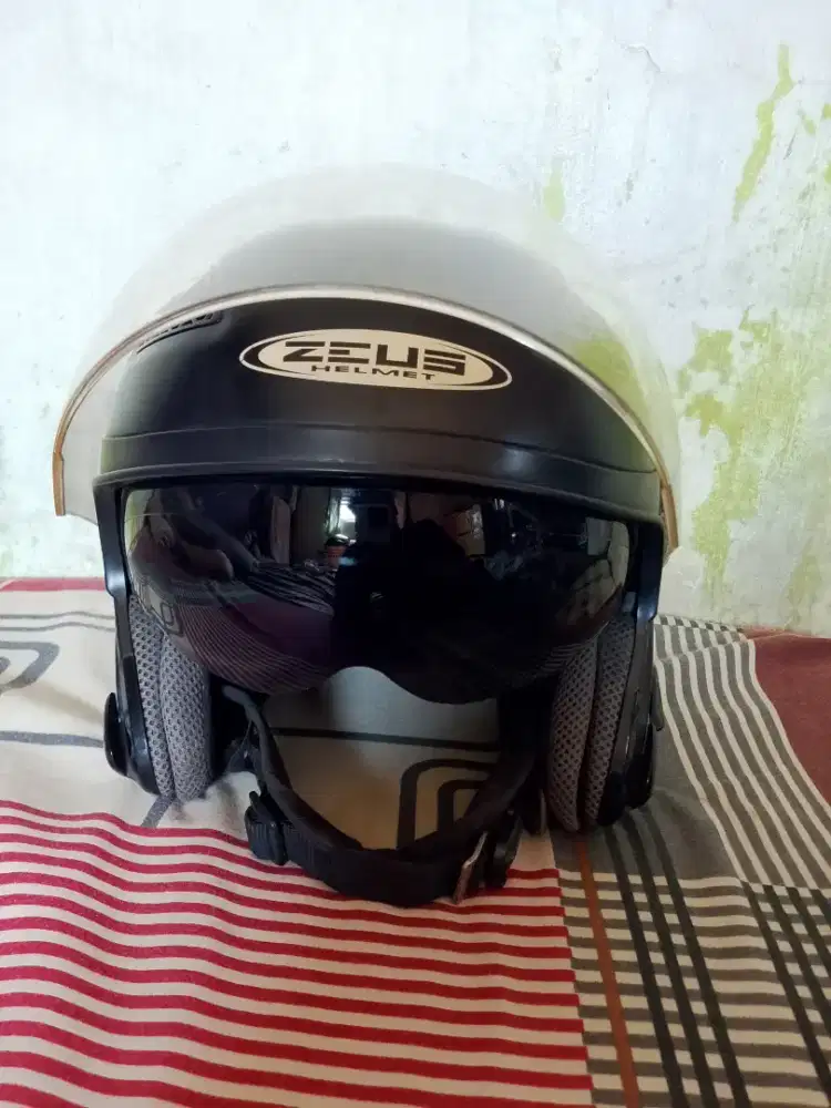 Helm zeus 611 hitam L