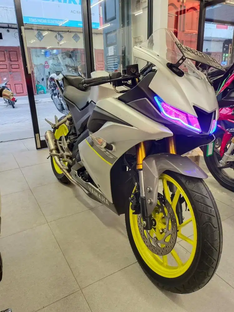 Yamaha YZF R15 V4 tahun 2021 warna Silver R15V3 155 CC Sport 155CC