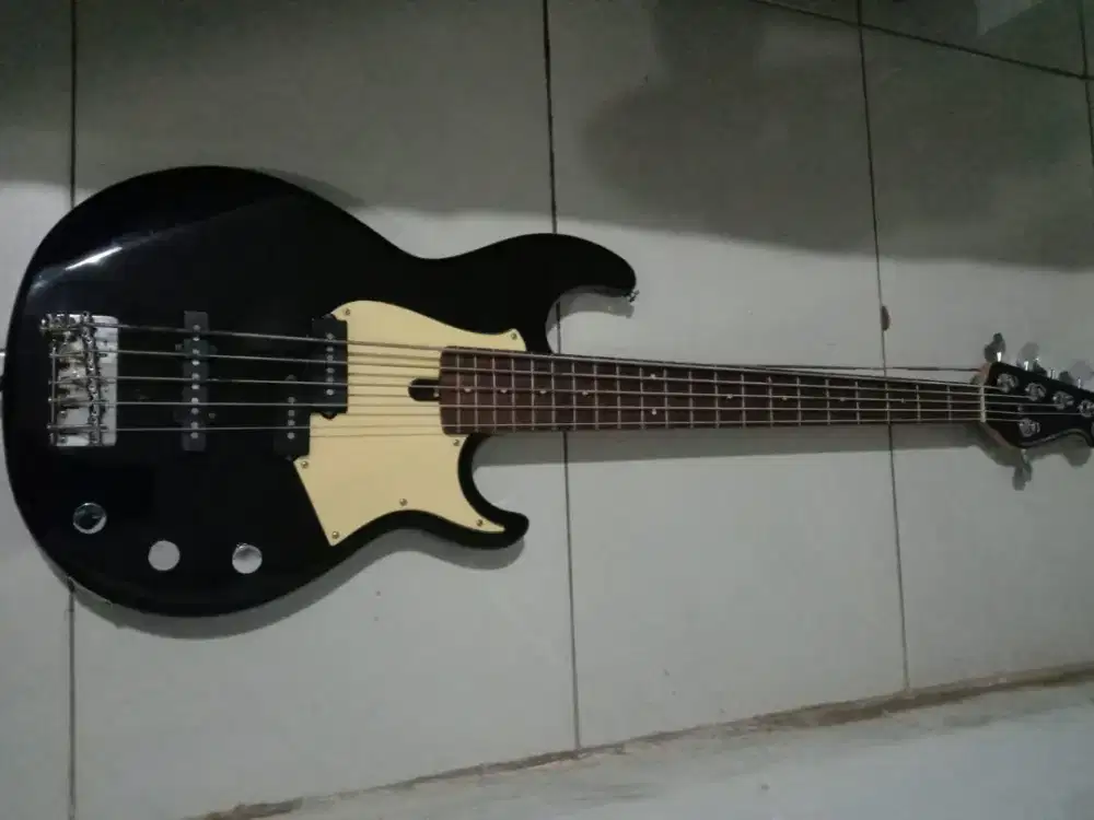 Gitar Bass 5 String merk YAMAHA (senar 5) + Bass effect Zoom B2