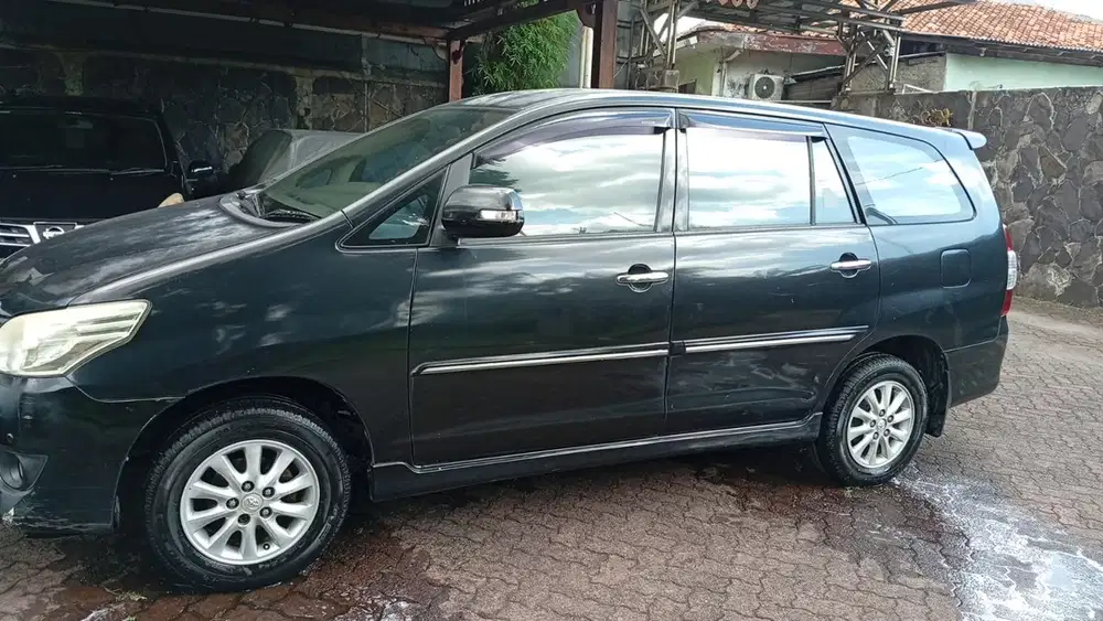 Toyota Kijang Innova 2011 Bensin