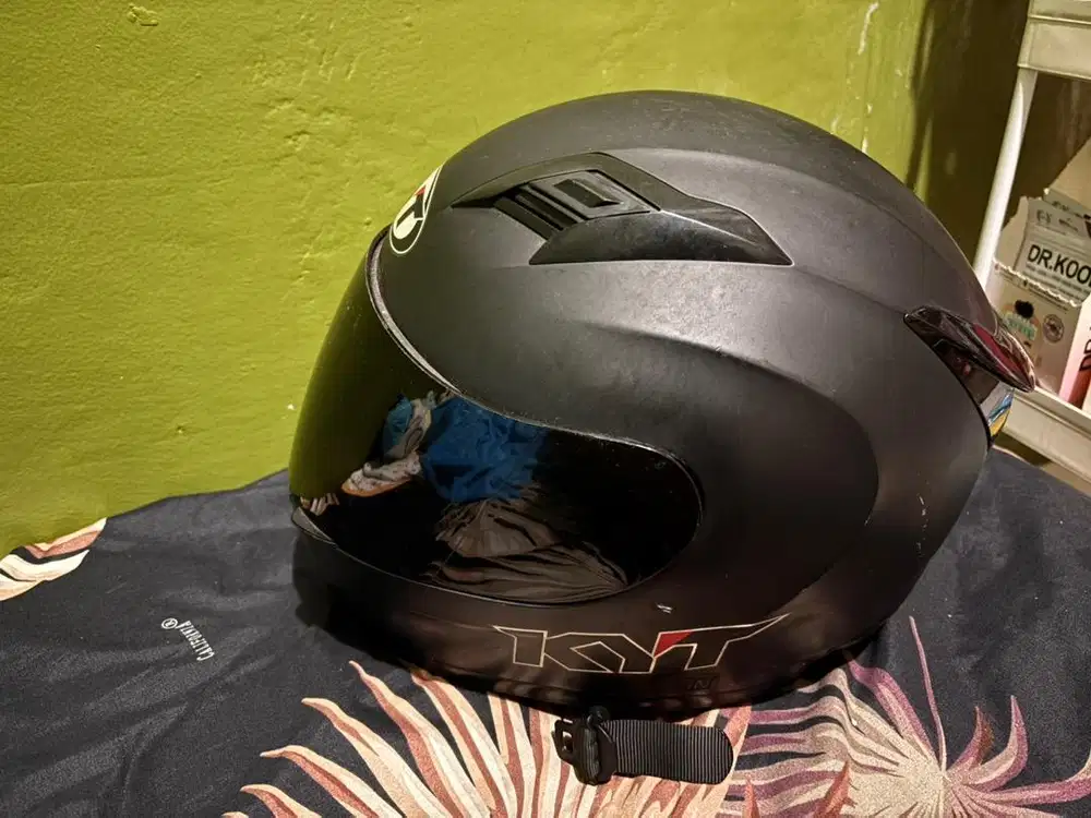 Helm KYT size XL warna black doff