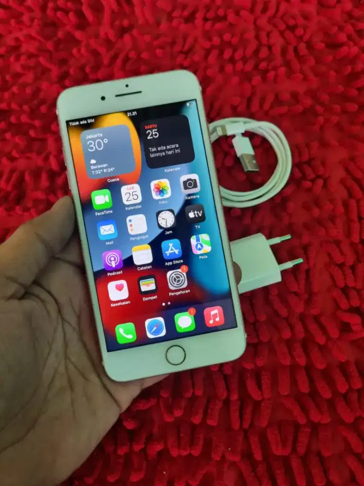 iPhone 7+ 128 gb kondisi mulus hp charger all operator aman