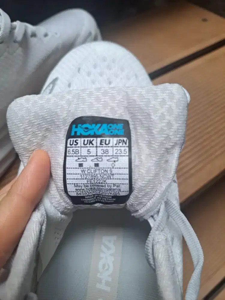 Sepatu hoka perempuan