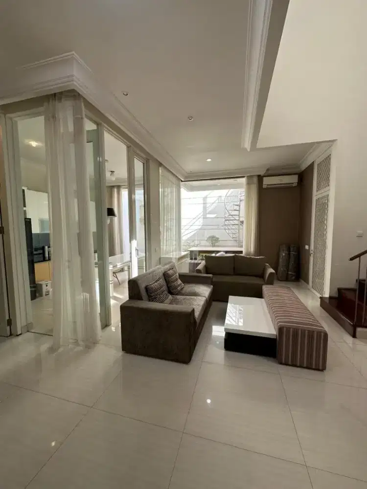 Dijual Rumah Furnish Mewah Larizwood Pakuwon Indah Golf, Dekat Taman