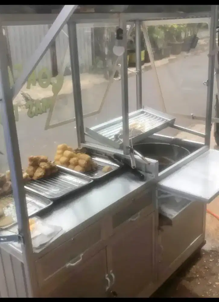 Mitra kerja untuk membuat aneka macam gorengan