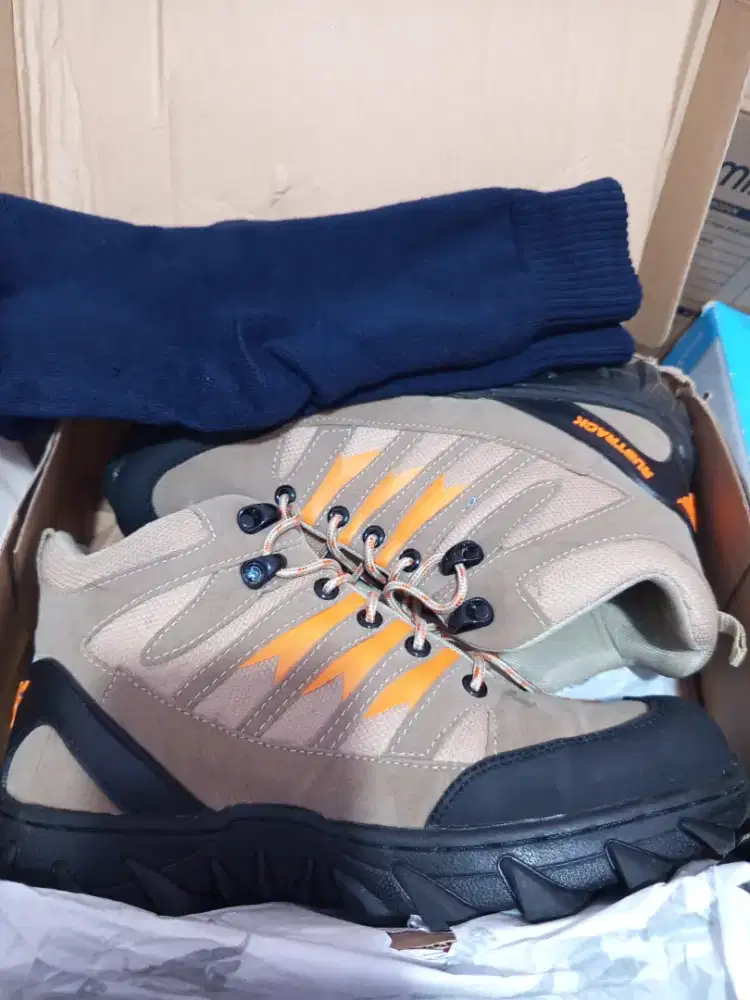 Sepatu gunung rubtrack