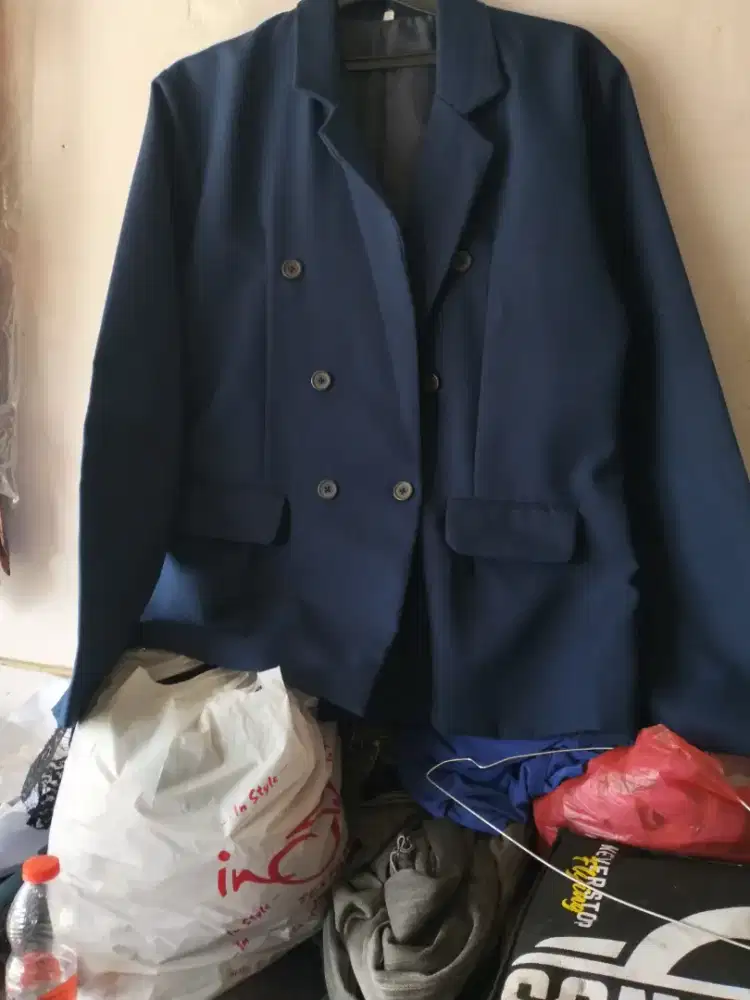 Dua jas pria warna biru Dongker