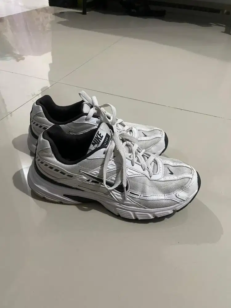 Sepatu nike intiator