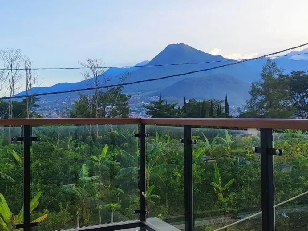 Di jual villa batu 3 lantai view pegunungan batu dekat alun alun