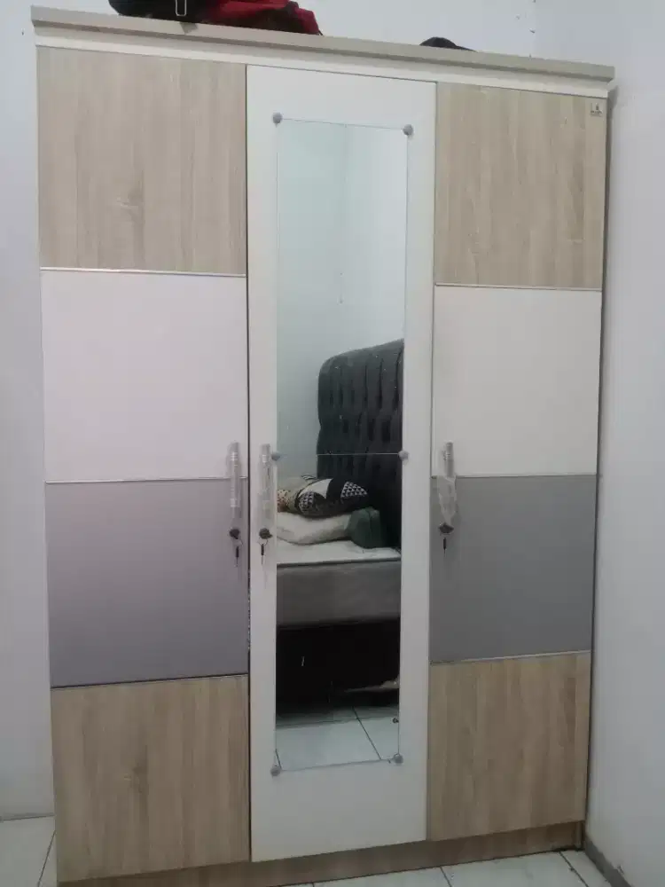 Lemari 3 pintu bekas