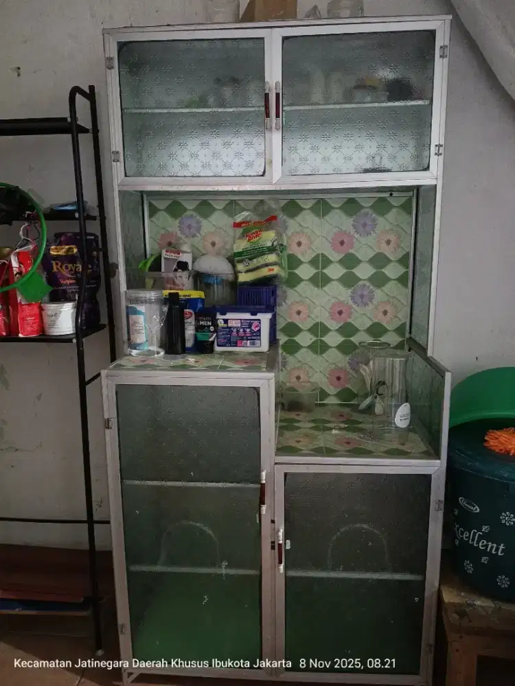 Lemari Kaca, untuk piring. Masih mulus baru di pakai 1 tahun