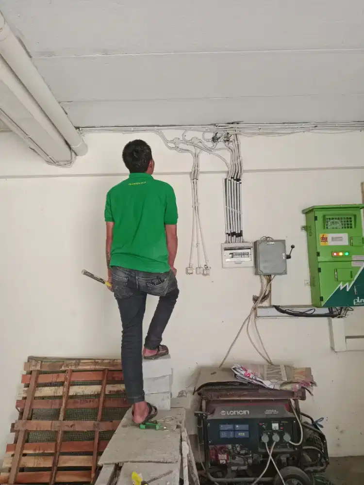 Menerima pemasangan instalasi listrik dan lampu hias.