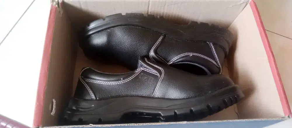 Sepatu safety merk kent size 8/42