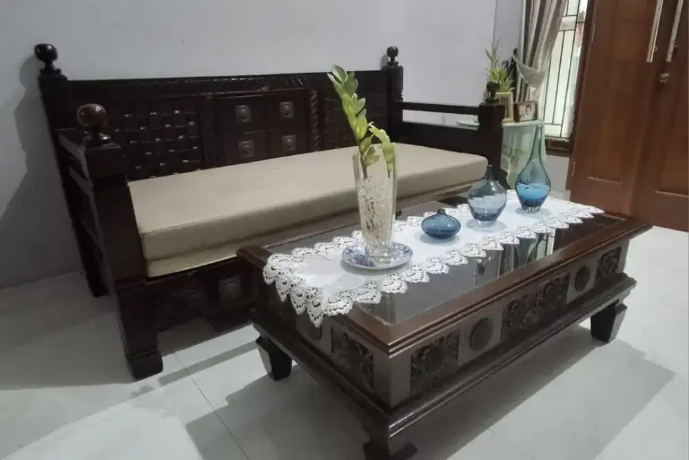 DIJUAL KURSI DAN COFFE TABLE SERTA KEMARI 2 PINTU HATI VINTAGE
